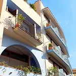 Carmen Hotel Roses